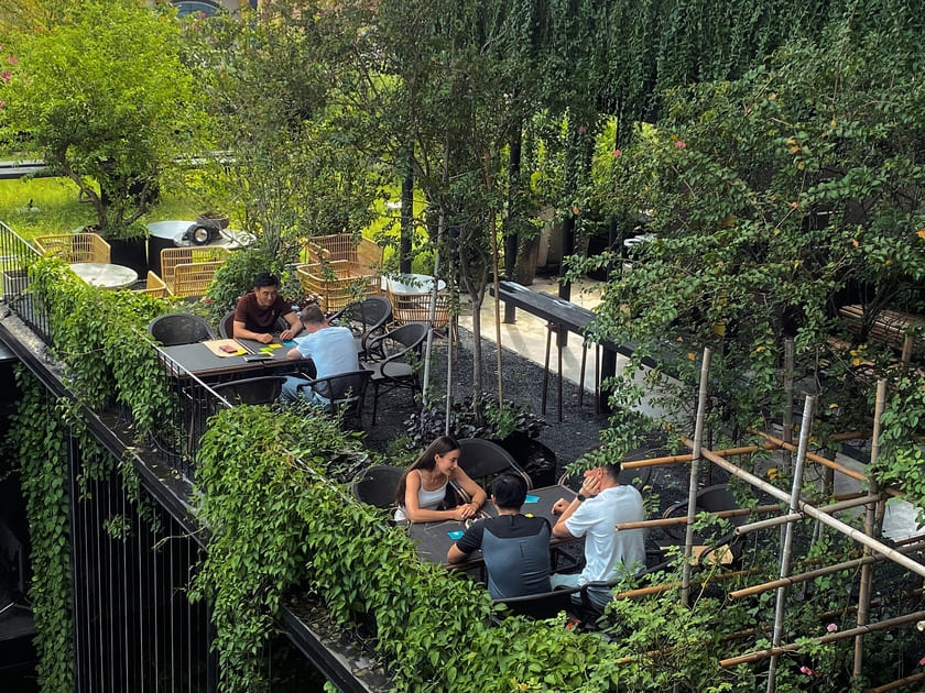 Thiết Kế Quán Cafe Cây Xanh: Bí Quyết Bố Trí Cây Xanh Hiệu Quả