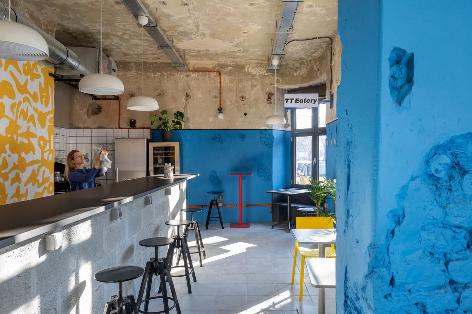 Đặc điểm của phong cách Hậu hiện đại trong thiết kế quán cafe và nhà hàng