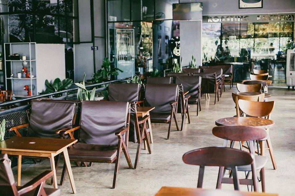 mau-ban-ghe-cafe-the-hien-phong-cach-midcentury