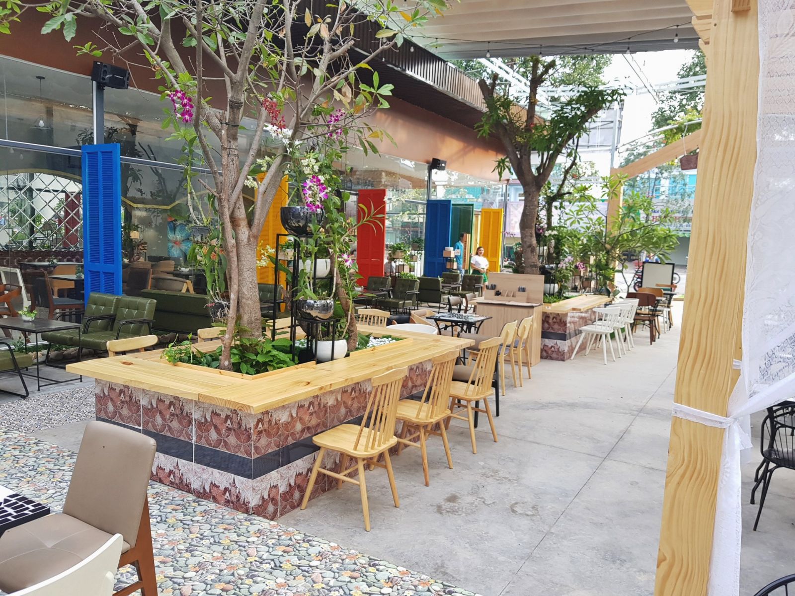 bàn ghế gỗ cũng là một sự lựa chọn cho không gian sân vườn của quán cafe