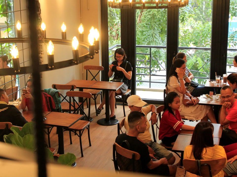 khách hàng cảm nhận sự thoải mái khi ngồi bàn ghế nội thất pcm cung cấp cho quán cafe