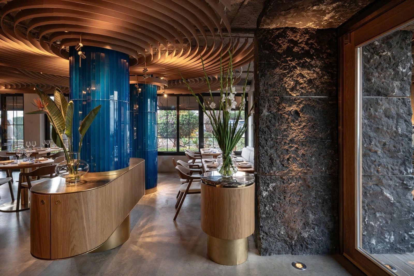 Nhà Hàng Chay / Organic: Đèn Vải, Gỗ, Ánh Sáng Vàng Ấm