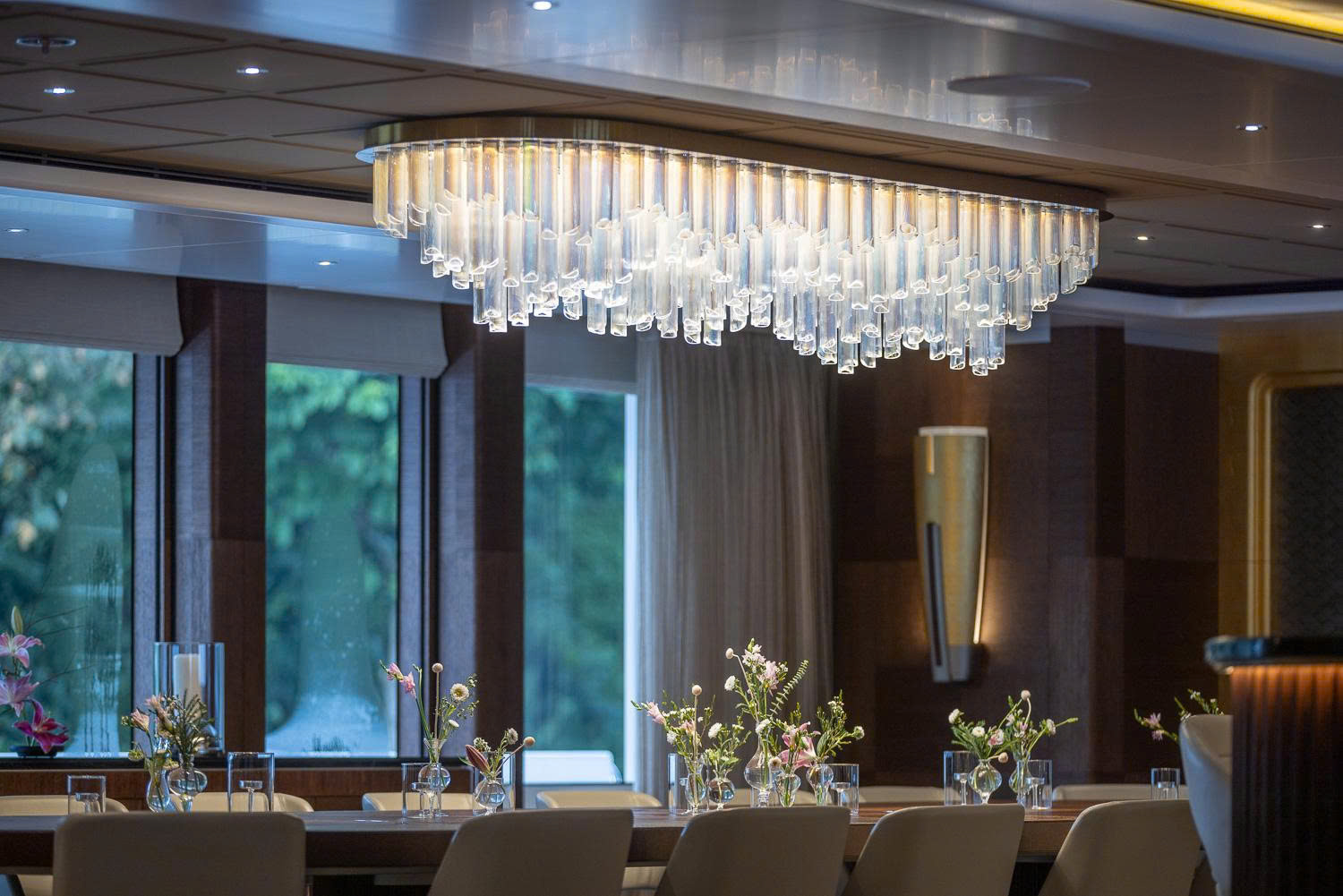 Nhà Hàng Cao Cấp: Pha Lê, Thủy Tinh, Đèn Chùm Sang Trọng