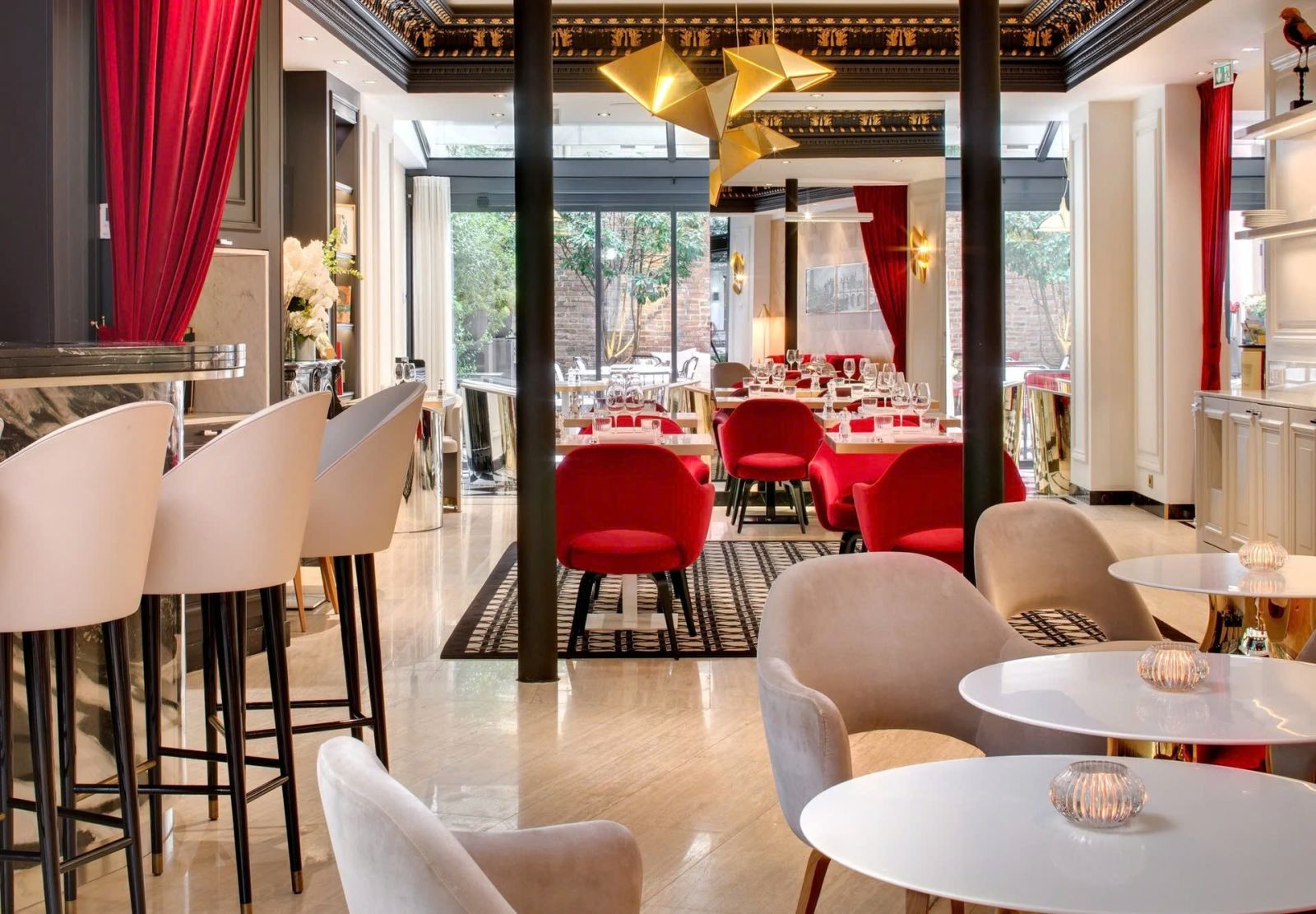 Không gian nội thất với trần cao và ánh sáng tự nhiên