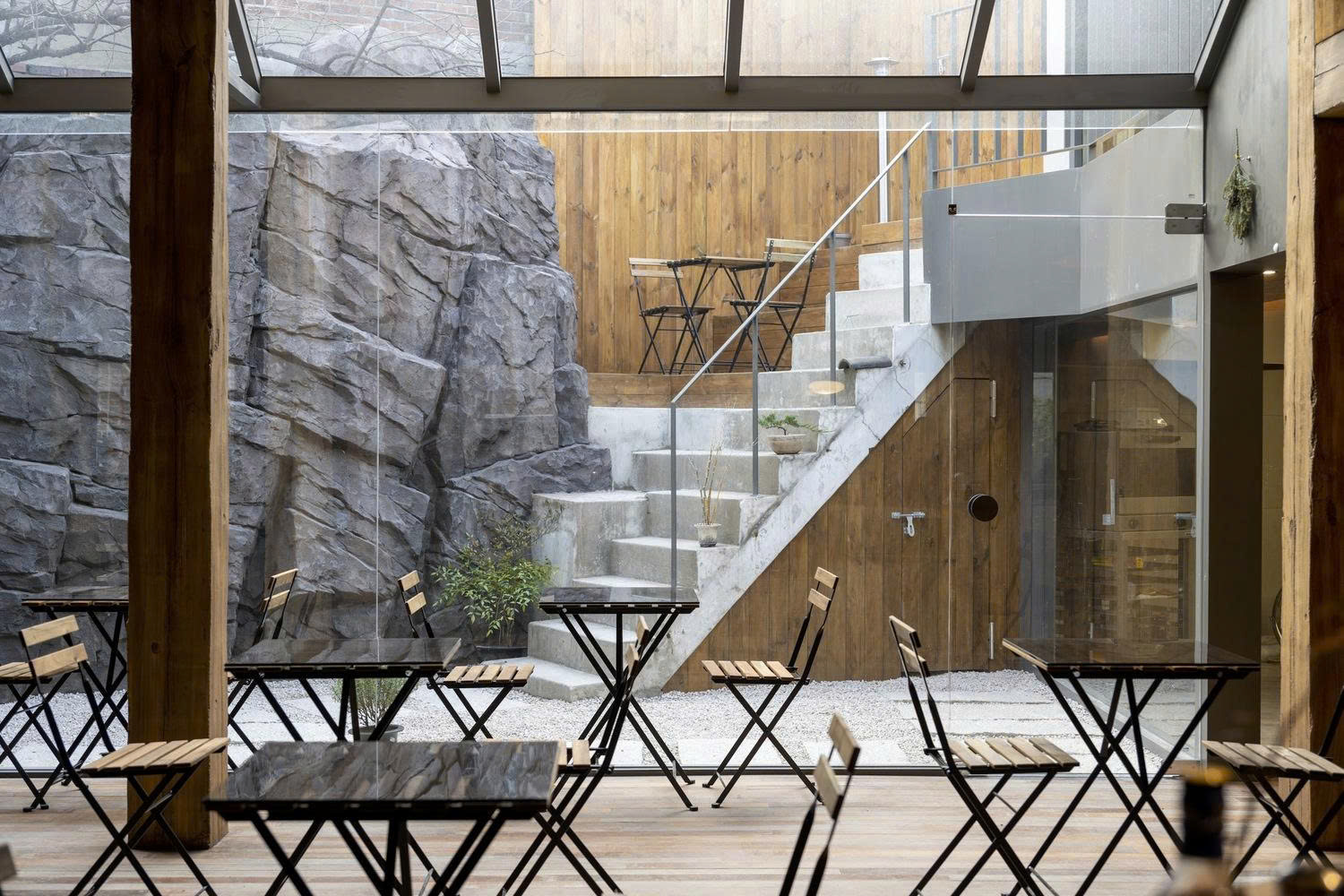 6 lưu ý quan trọng khi thiết kế giếng trời cho quán cafe