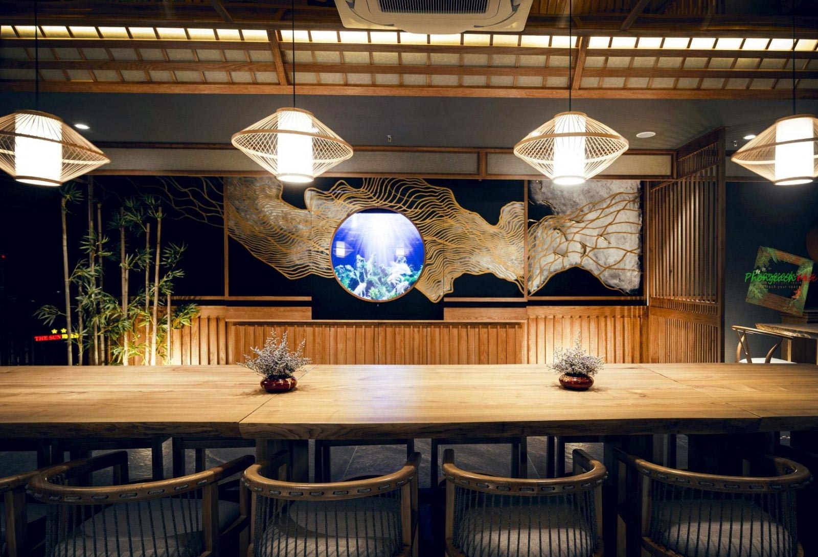 Trang trí nội thất nhà hàng Sushi World bằng bể cá KOI