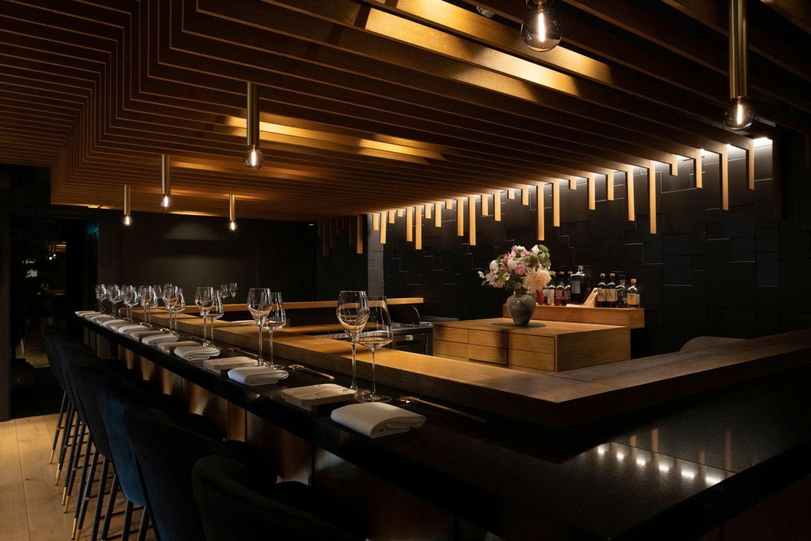 Nguyên tắc #5: Ánh sáng và vật liệu – Cân bằng tự nhiên, nâng tầm cảm xúc