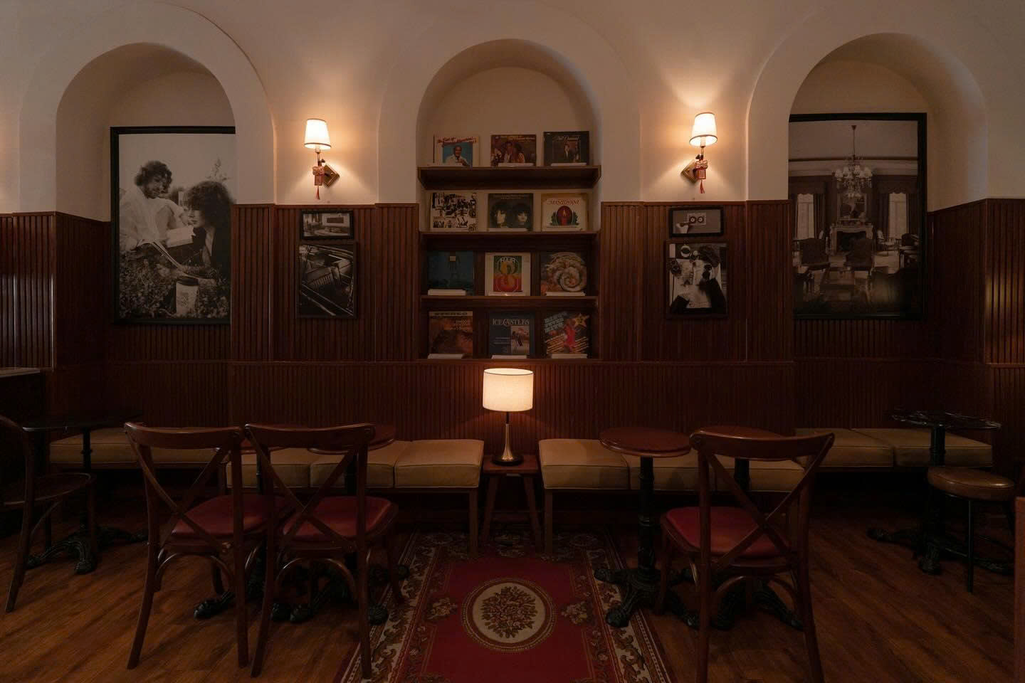 Vì sao sự kết hợp giữa hiện đại và hoài cổ trở thành xu hướng trong thiết kế nhà hàng, cà phê hiện đại?