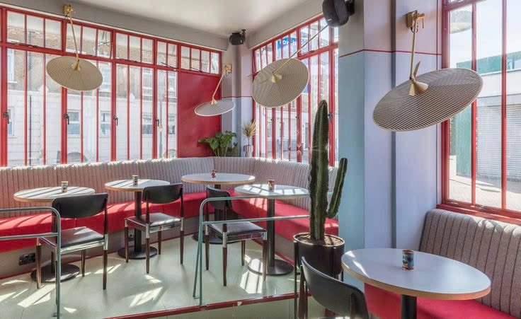 Ý Nghĩa Và Tác Động Tâm Lý Của Màu Đỏ Trong Thiết Kế Quán Cà Phê 