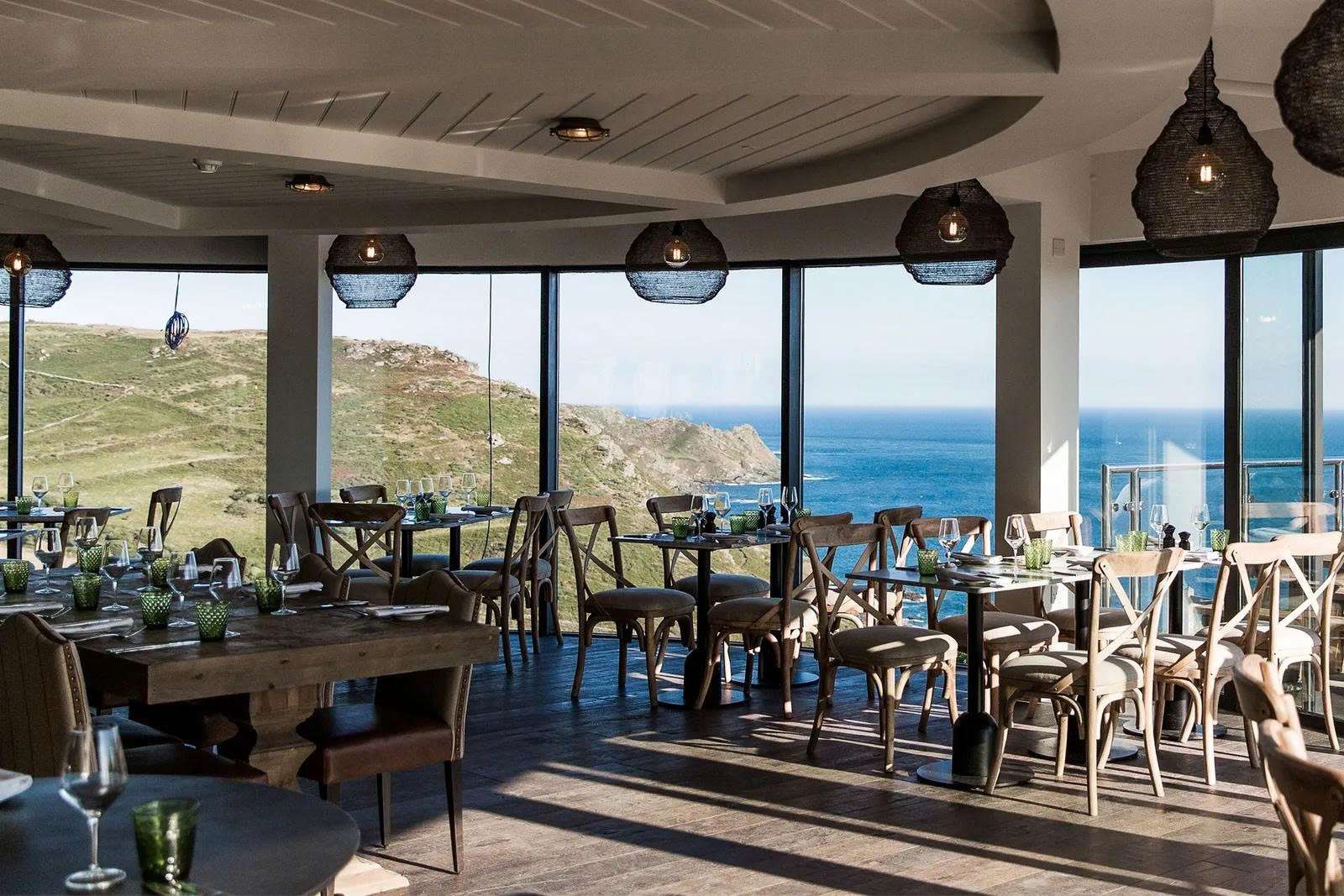 Ứng dụng phong cách miền Nam nước Pháp trong các thiết kế quán cafe Việt 