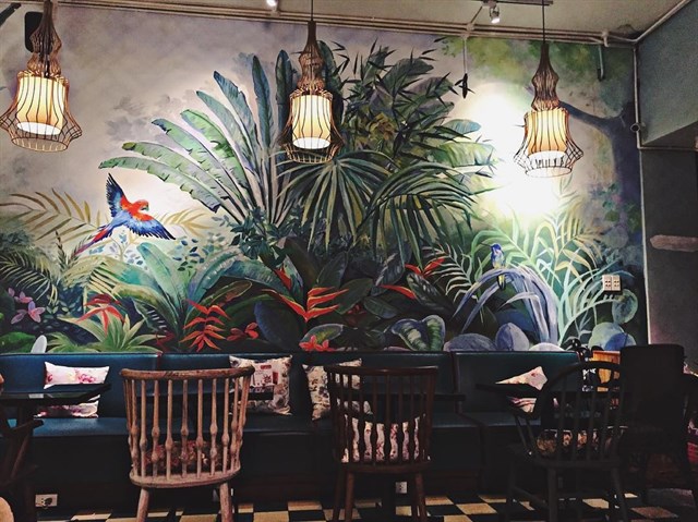 không gian nội thất tinh tế sang trọng quán cafe tropical