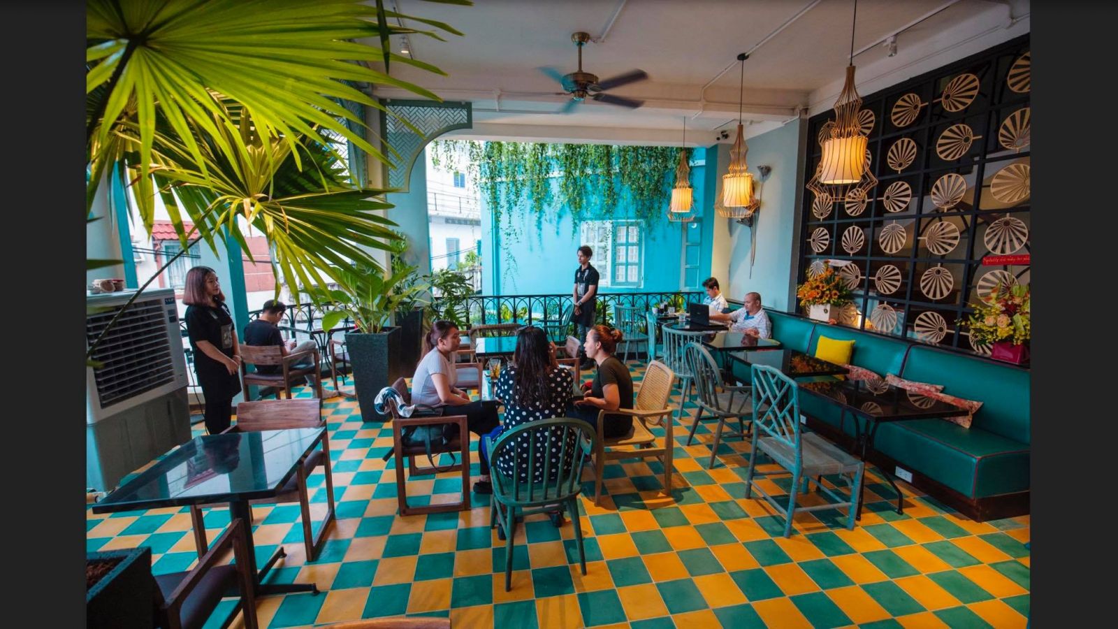 thiết kế quán cafe phong cách tropical