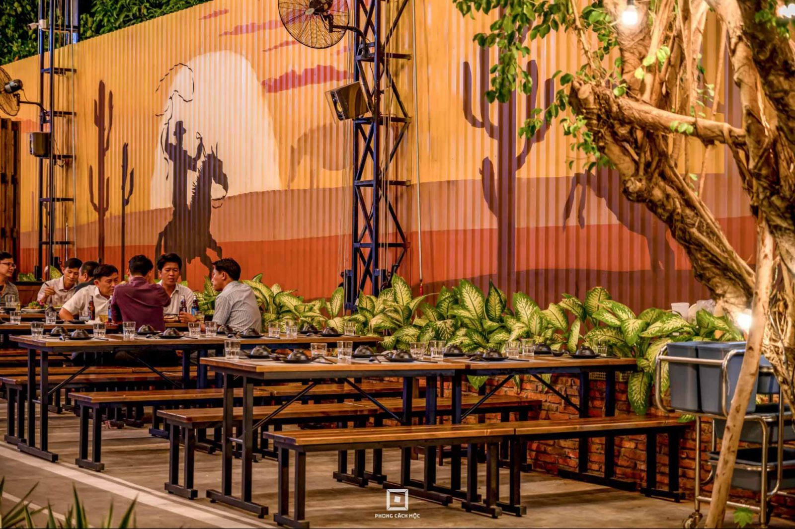 Cây xanh trong thiết kế nhà hàng The Seven Beer Garden